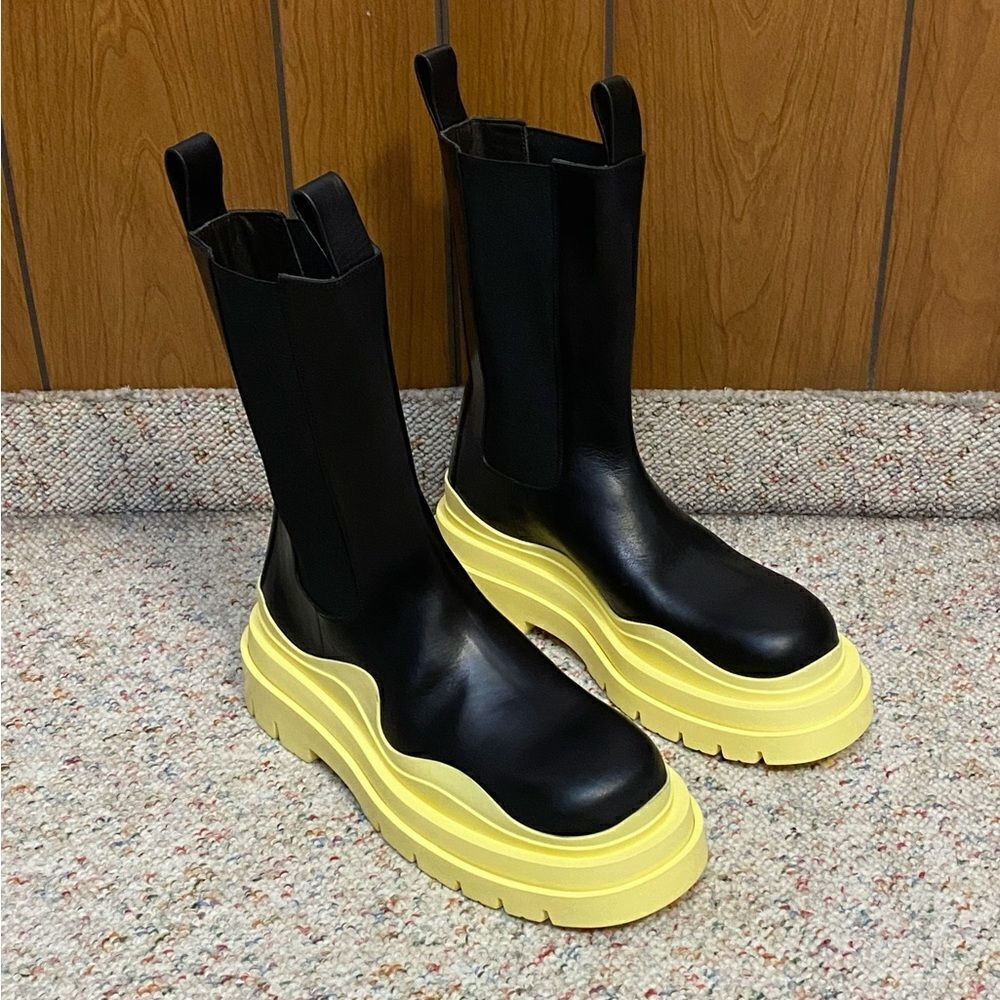 Bottega Veneta Contrast-Sole Leather Tire Chelsea Boots size 41